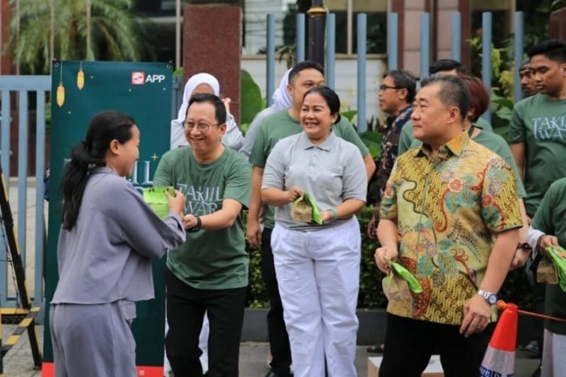 APP Group dan Yayasan Tzu Chi Bagikan Takjil Kemasan Ramah Lingkungan