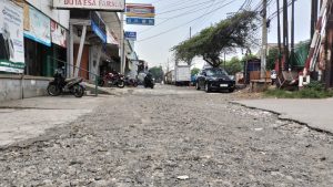 Jalan Kranggan Permai Rusak Parah, Warga Sudah Capek Mengeluh