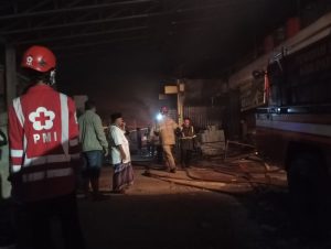 Kebakaran Toko Material di Setu, Dua Unit Mobil Damkar Kabupaten Bekasi Dikerahkan