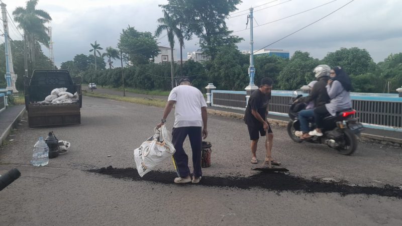 Warga Graha Asri Residence Kembali Tambal Jalan Secara Swadaya