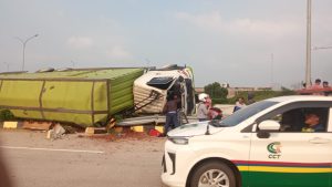 Truk Terguling di GT Setu Utara, Sopir Terjepit