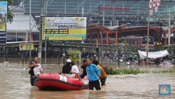 Banjir Kepung Bekasi : Stasiun Hingga Mall Terendam!