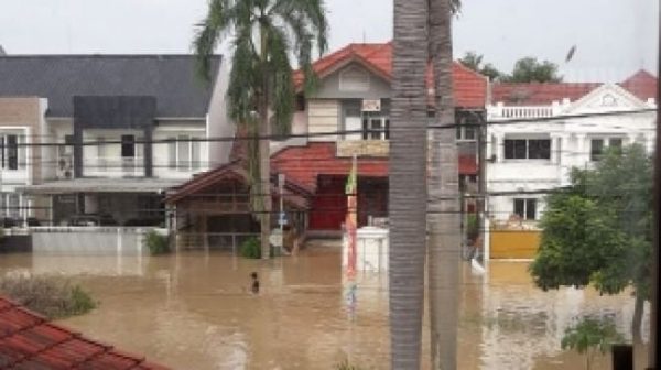 Banjir Kepung Bekasi, Perumahan Elit Terendam