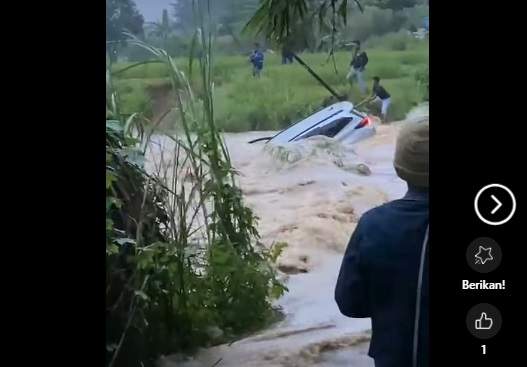 Mobil Hanyut Terbawa Arus di Kampung Nawit, Warga Histeris