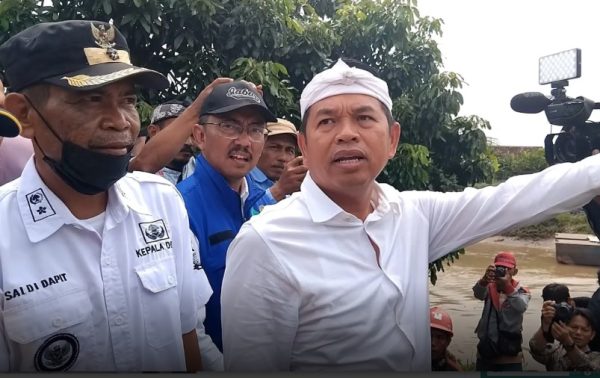 Dedi Mulyadi Kerahkan 40 Alat Berat Keruk Kali Bekasi