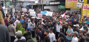 Ratusan Warga Bojong Kulur Demo Kepala Desa