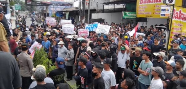 Ratusan Warga Bojong Kulur Demo Kepala Desa