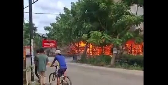 Gara-Gara Sampah Kabel, RM Cobek Uleg Habis Terbakar