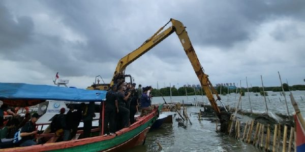 PT TRPN Bongkar Pagar Laut di Tarumajaya Mulai Hari Ini