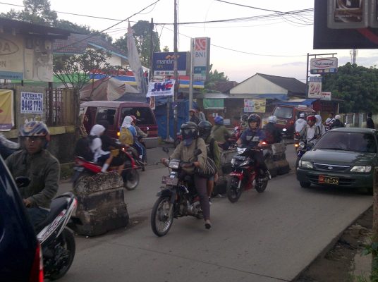 Semrawut, Pedagang di Sekitar Pasar Pondok Gede Bakal Ditertibkan