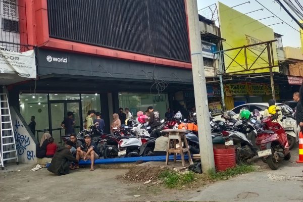 Warga Bekasi Ramai-Ramai Scan Retina, Dapat Rp 800 Ribu!